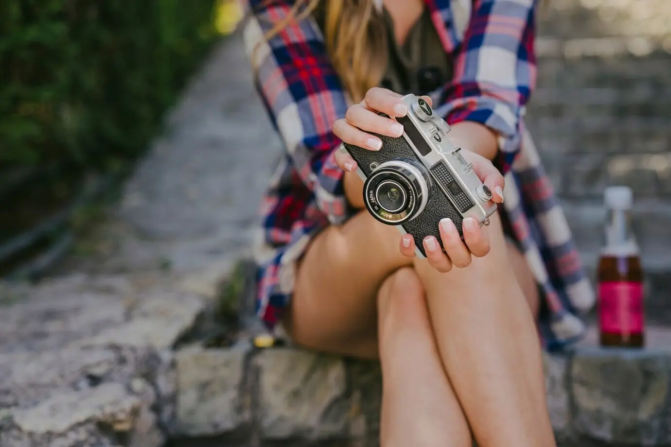 Tourist, der eine Kamera hält